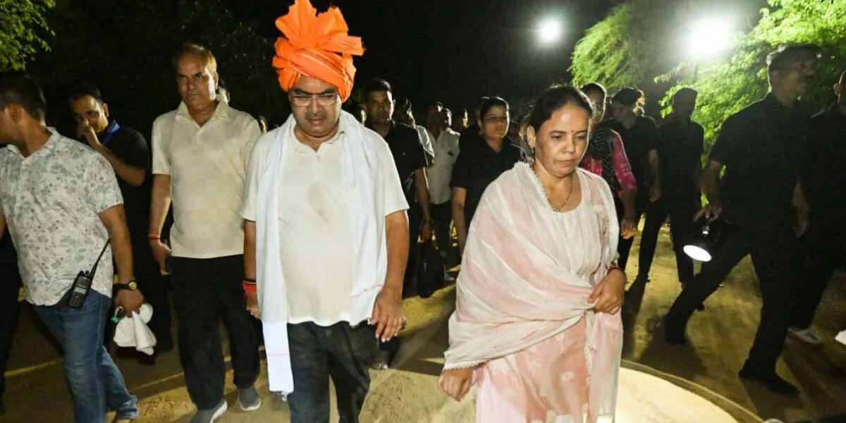 पत्नी संग CM भजनलाल शर्मा ने की गिरिराज महाराज की सप्तकोसीय परिक्रमा