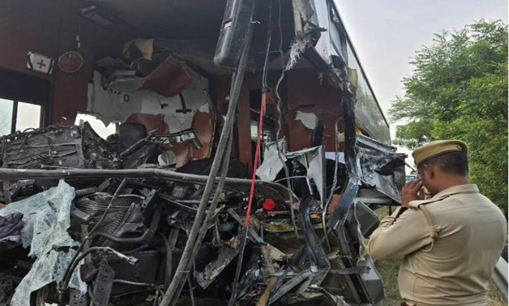 यमुना एक्सप्रेसवे पर भीषण हादसा, ट्रक से टकराई वोल्वो बस; 4 यात्रियों की मौत, 19 घायल