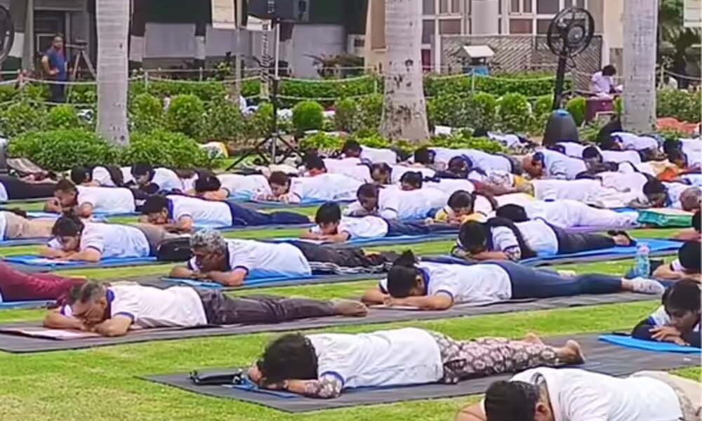AIIMS में योग दिवस का आयोजन, डॉक्टरों और मरीजों ने मिलकर किया योग