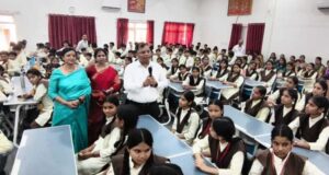 सड़क चौड़ीकरण में घर टूटने पर छात्रा का सवाल, इंदौर कलेक्टर से पूछा- विकास के नाम पर मकान तोड़ना जरूरी है क्या?
