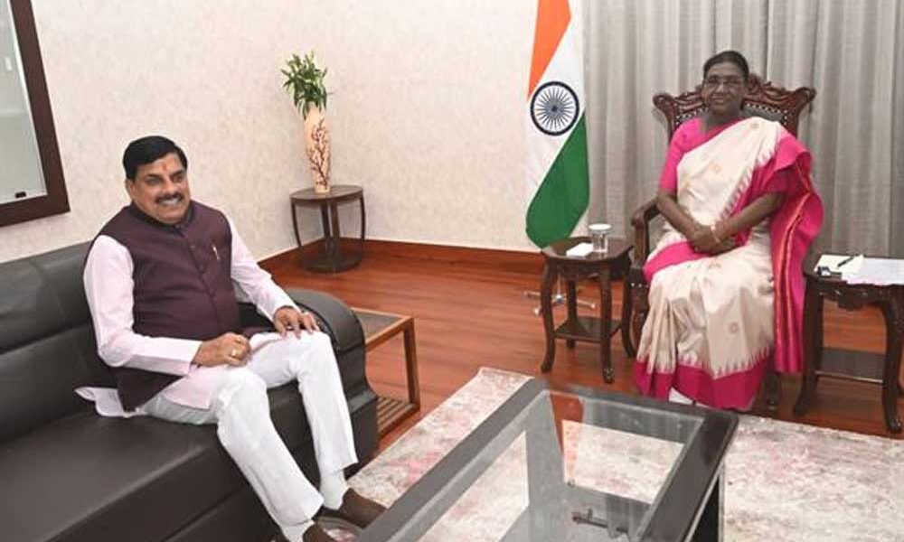 राष्ट्रपति मुर्मु से मुख्यमंत्री डॉ. यादव की सौजन्य भेंट, स्मृति चिन्हों का हुआ आदान-प्रदान
