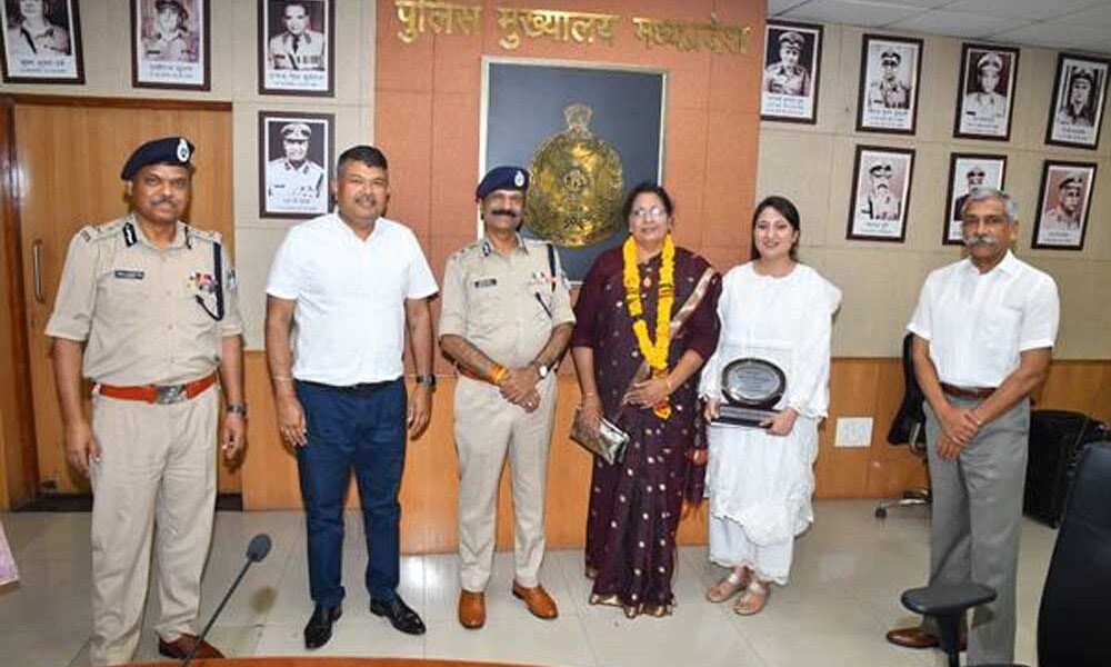 पुलिस मुख्यालय परिवार द्वारा 11 सेवानिवृत्त कर्मचारियों को दी गई भावभीनी विदाई