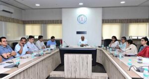 मुख्य सचिव ने सीएम हेल्पलाइन में संवेदनशीलता से काम करने के दिए निर्देश