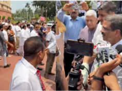 संसद में धर्मेंद्र प्रधान का भव्य स्वागत, इस्तीफे के बाद पहली बार पहुंचे तो NDA सांसदों ने पाग पहनाकर किया अभिनंदन