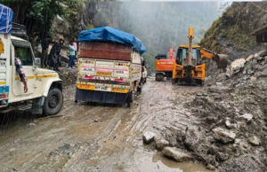 Uttarakhand Weather: उत्तराखंड में मूसलाधार बारिश से हालात बेकाबू, फ्लैश फ्लड का अलर्ट; कई जिलों में स्कूल बंद