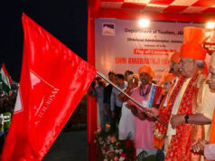 Amarnath Yatra 2026: ‘बम बम भोले’ के जयघोष के बीच पहला जत्था रवाना, एलजी मनोज सिन्हा ने दिखाई हरी झंडी