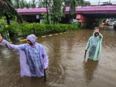 मुंबई में बारिश का कहर! सड़कों पर घुटनों तक पानी, रेलवे ट्रैक डूबे, स्कूल-कॉलेज बंद