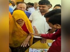 जमीन बेटे के नाम करते ही SDM ने कही ऐसी बात, बुजुर्ग महिला समेत पूरा पंडाल हंसी से गूंज उठा