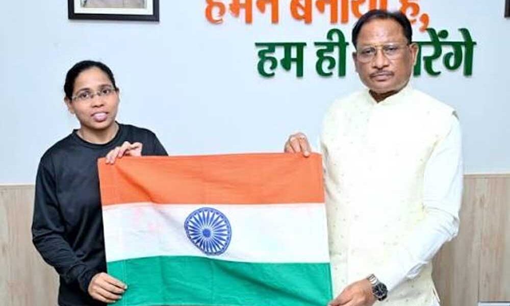 मुख्यमंत्री विष्णुदेव साय ने माउंट एवरेस्ट फतह करने वाली पर्वतारोही अमिता श्रीवास को दी बधाई