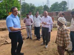 ग्राम चदैनिया में हितग्राहियों से किया संवाद, समय-सीमा में गुणवत्तापूर्ण आवास निर्माण के दिए निर्देश