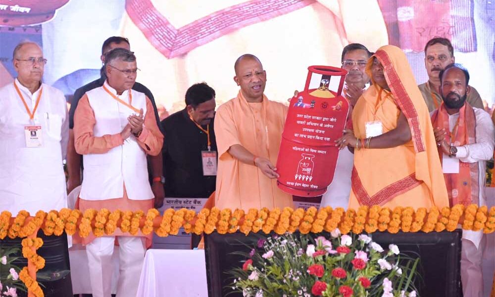 मुख्यमंत्री योगी ने मैनपुरी में लाभार्थियों को वितरित किए चेक, स्वीकृति पत्र व टूलकिट