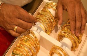 Gold Price Crash: रिकॉर्ड हाई से ₹37,000 टूटा सोना, क्या खरीदारी का यही है सबसे अच्छा मौका?