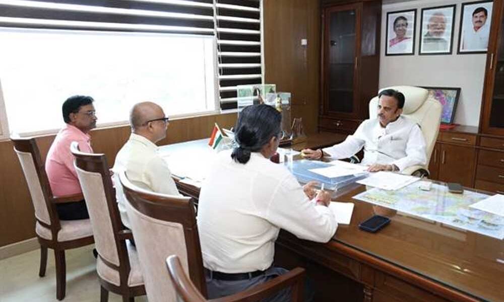 सुषेण योजना का विस्तार सभी सामुदायिक स्वास्थ्य केंद्रों तक करने के लिए आवश्यक व्यवस्थाएँ करें: उप मुख्यमंत्री शुक्ल