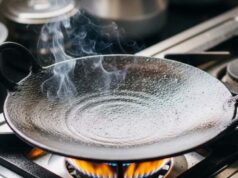 गर्म तवे पर पानी डालना क्यों माना जाता है अशुभ? जानिए वास्तु मान्यता