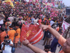 भोलेनाथ के भक्तों पर सीएम योगी ने की श्रद्धा की पुष्पवर्षा