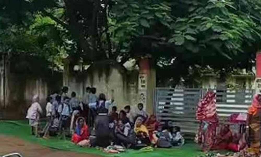 शिक्षकों की नियुक्ति की मांग को लेकर उतरे छात्र-पालक, युक्तियुक्तकरण पर भी उठाए सवाल