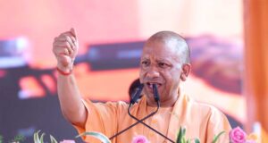 मुख्यमंत्री ने विभिन्न योजनाओं के लाभार्थियों को किया सम्मानित