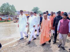 चित्रकूट में सीएम योगी ने बाढ़ पीड़ितों के घावों पर लगाया मरहम, बांटी राहत सामग्री, ढहे मकानों के लिए दिए चेक