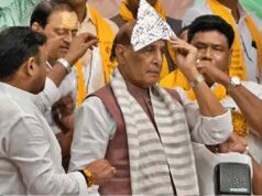 चांदी का मुकुट लौटाते हुए बोले राजनाथ सिंह- ‘गरीब बेटी को पायल बनवाकर दे देना’, वीडियो वायरल