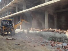 बैंक कॉलोनी में अनुमति के विपरीत निर्माण करने पर 18 दुकानों पर निगम का चला बुल्डोजर