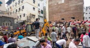 दिल्ली के सत्य निकेतन में 5 मंजिला इमारत भरभराकर गिरी, 6 की मौत; CCTV में कैद हुआ हादसा