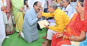 सेवा संकल्प अभियान में डिप्टी सीएम अरुण साव ने पेंशनधारियों के पैर पखार सेवा कर लिया आशीर्वाद, लोरमी में सेवा संकल्प का भावुक पल
