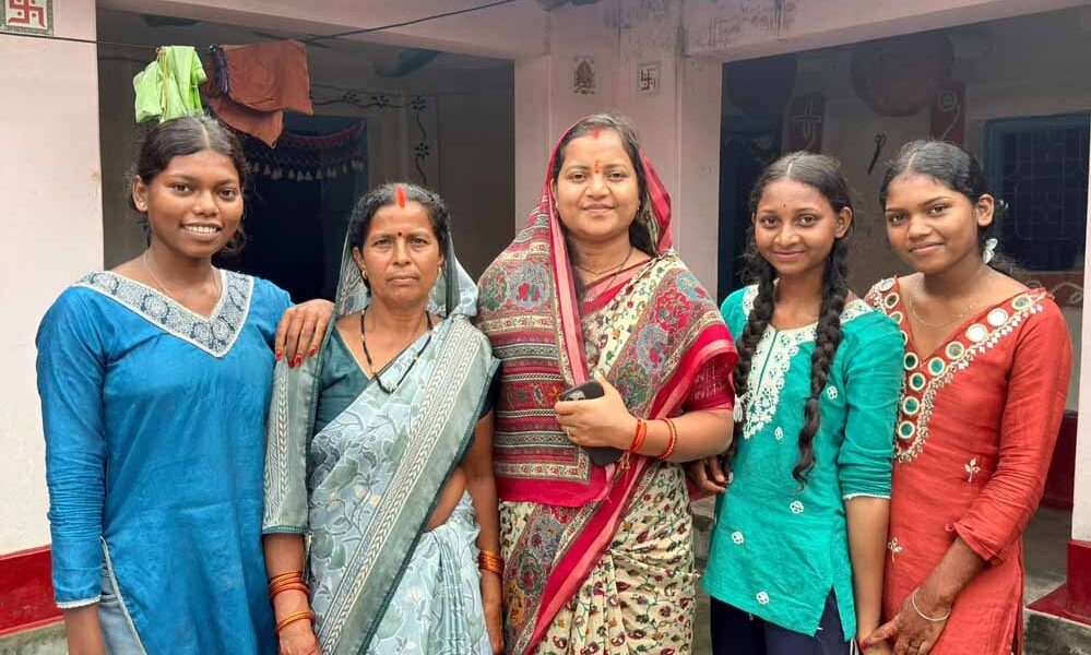 मंत्री लक्ष्मी राजवाड़े पहुंचीं ग्राम कुंजनगर, महिलाओं से किया आत्मीय संवाद