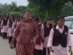बिजली और क्लास की मांग को लेकर छात्राओं का पैदल मार्च, कलेक्ट्रेट पहुंचकर जताया विरोध