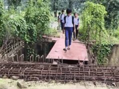 6 साल से अधूरा पड़ा पुल, जान जोखिम में डालकर स्कूल जा रहे बच्चे