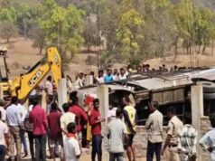 यात्रियों से भरी बस बेकाबू होकर पलटी, हादसे में एक की मौत और 20 घायल