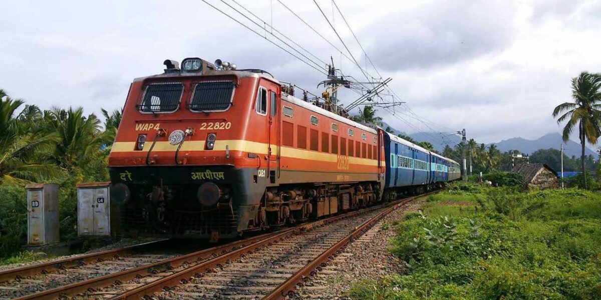 ग्वालियर स्टेशन पर पैंट्री कारों का औचक निरीक्षण; लावारिस खानपान सामग्री जब्त, तीन ट्रेनों की पैंट्री की हुई सघन जांच
