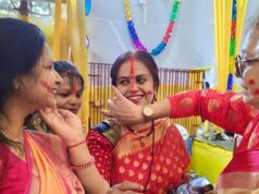 पटना में सिंदूर खेला के साथ मां दुर्गा को विदाई, लाल-सफेद साड़ियों में सजी महिलाओं ने निभाई परंपरा