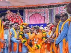 योगी आदित्यनाथ की अगुवाई में निकली गोरक्षपीठ की भव्य विजयादशमी शोभायात्रा, जगह-जगह हुआ स्वागत