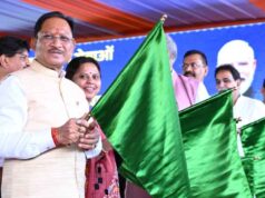 केंद्रीय रेल मंत्री अश्विनी वैष्णव और मुख्यमंत्री विष्णु देव साय ने रावघाट – रायपुर एवं रायपुर – कुरूद यात्री रेल सेवाओं को दिखाई हरी झंडी