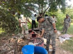 पलामू में दुर्गा पूजा से पहले पुलिस की बड़ी कार्रवाई, कई गांवों में अवैध महुआ शराब नष्ट