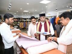 गांधी जयंती पर मंत्री विश्वास सारंग ने खरीदे खादी के वस्त्र; स्वदेशी अपनाने का दिया संदेश