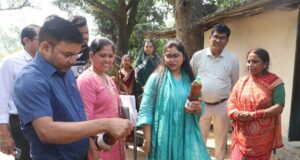 स्वरोजगार से आत्मनिर्भरता की राह पर ग्रामीण महिलाएं कलेक्टर ने पूजा महिला स्व-सहायता समूह की आजीविका गतिविधियों का लिया जायजा