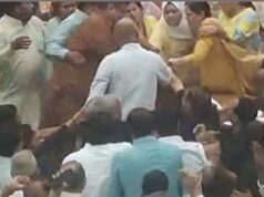 एमसीडी सदन में भारी हंगामा, महापौर के आसन पर फेंके कागज
