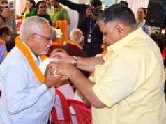 अंतर्राष्ट्रीय वृद्धजन दिवस पर सियानगुड़ी में बुजुर्गों का सम्मान, राजेश अग्रवाल ने शॉल-फल भेंट कर लिया आशीर्वाद
