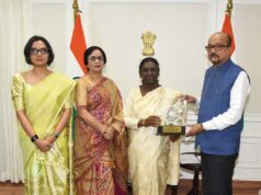 राष्ट्रपति द्रौपदी मुर्मु को राज्यपाल रमेन डेका ने भेंट की पहाड़ी मैना की प्रतिकृति