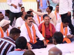ग्रामीणों के बीच जमीन पर बैठकर उप मुख्यमंत्री ने किया आत्मीय संवाद, 74.80 लाख रुपए के विकास कार्यों की दी सौगात